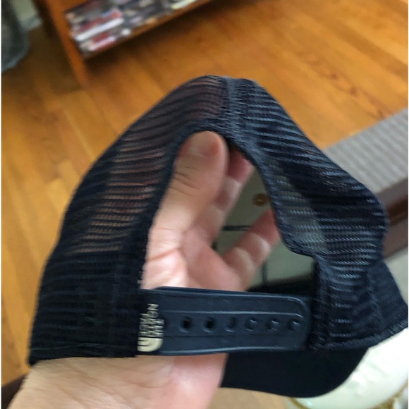 The North Face cap like new, gently used. - Picture 2 of 3